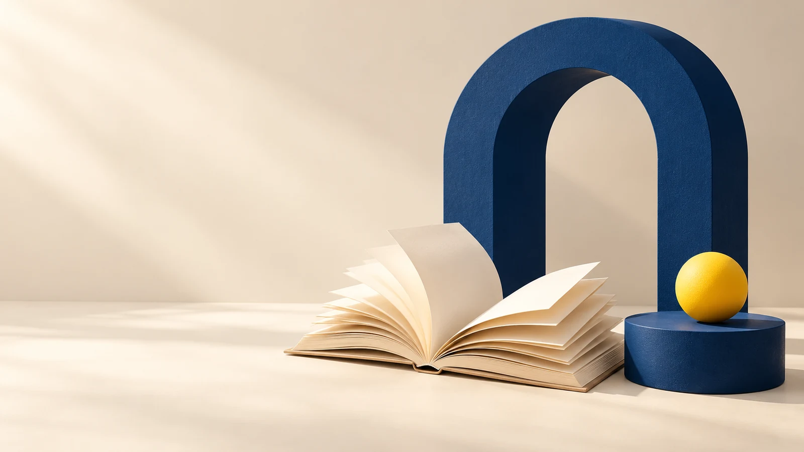 Arco blu, libro aperto e sfera gialla in una composizione tridimensionale dedicata alla formazione.